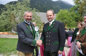 Bürgermeister Herbert Pichler aus Altaussee überbringt dem neuen Bürgermeister von Bad Aussee seine Glückwünsche 